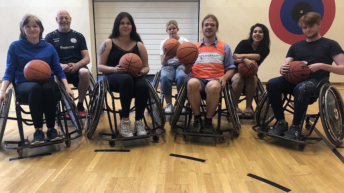 Mit dem Rollstuhl auf dem Basketballfeld