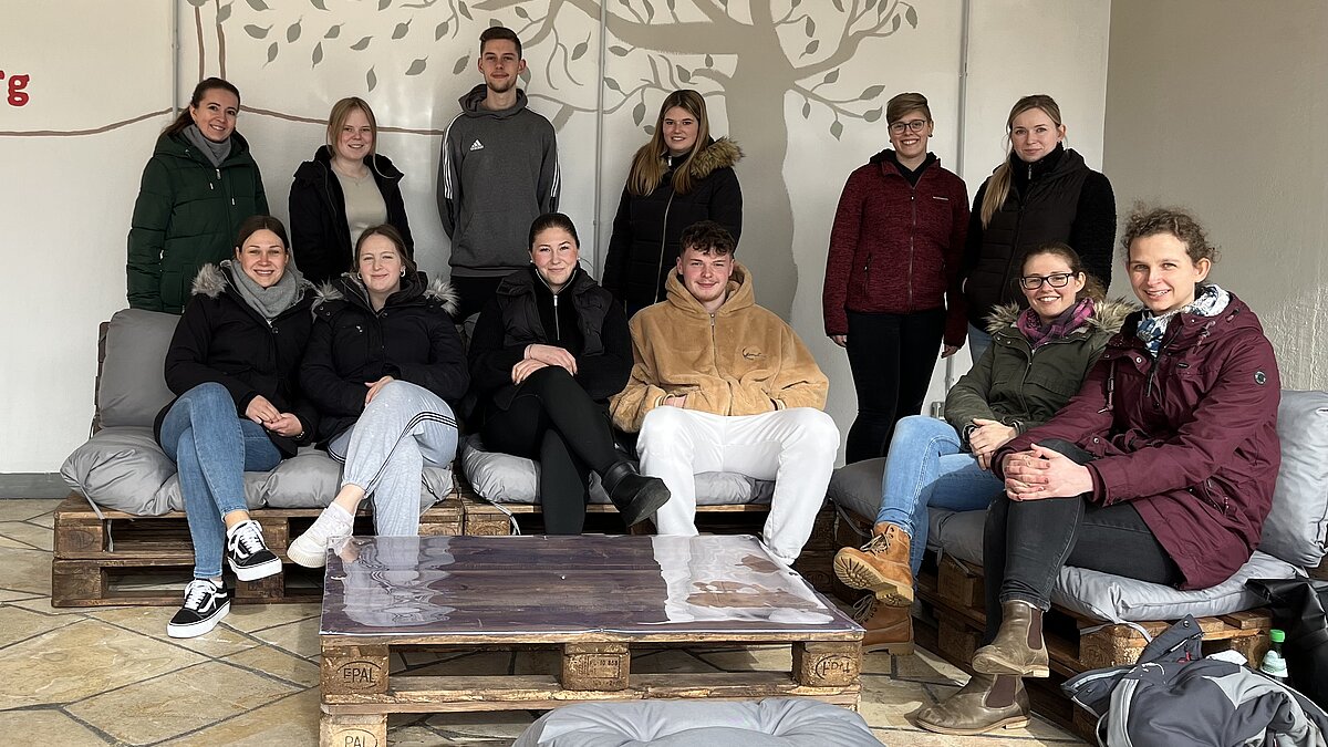 Studierende erstellen Lounge-Ecke für die Schulgemeinschaft